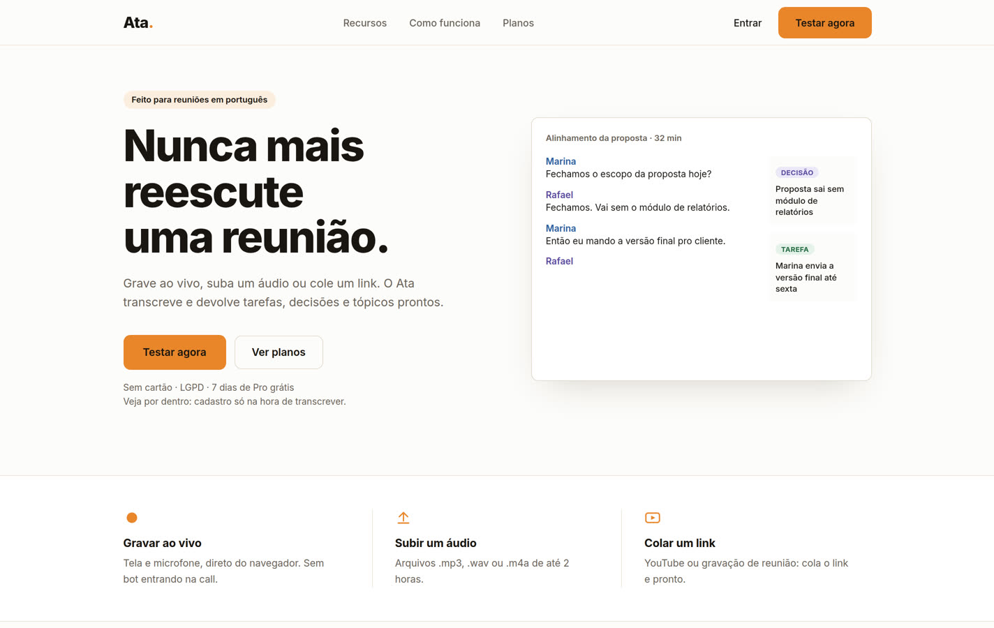 A página inicial do Ata Recorder, com um painel mostrando a transcrição de uma reunião e os cartões de decisão e tarefa extraídos dela.